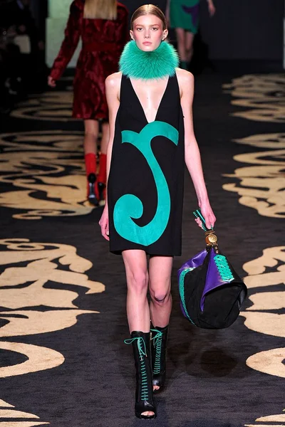 Look 16